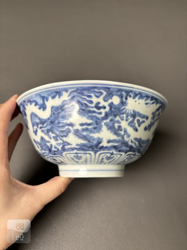 明成化 青花地留白龙纹碗 - 图6